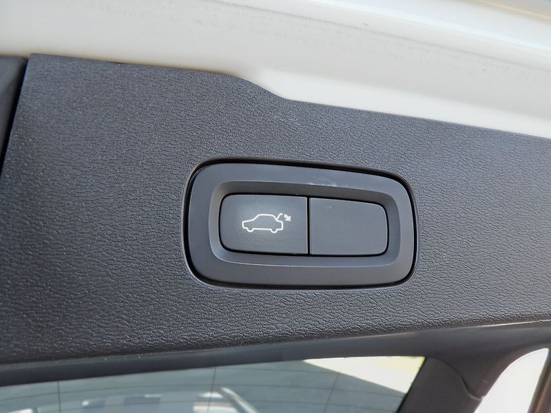 Volvo V60 2.0 T6 AWD PHEV Momentum - fotka 24 z 31