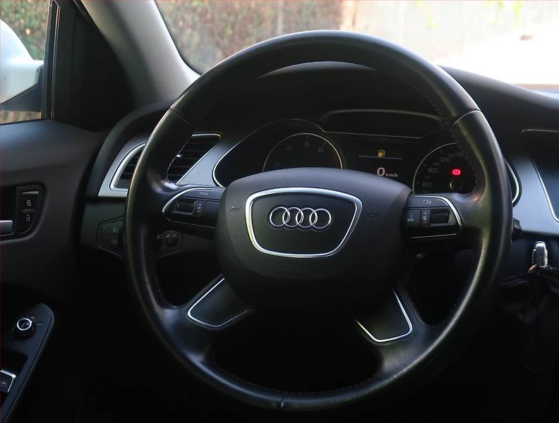 Audi A4 (2013) 1.8 TFSI, 4X4, Navi, Xenony - fotka 16 z 19