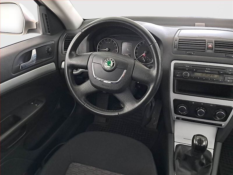 Škoda Octavia (2009) Ambiente 1.6 TDI, po STK - fotka 7 z 14