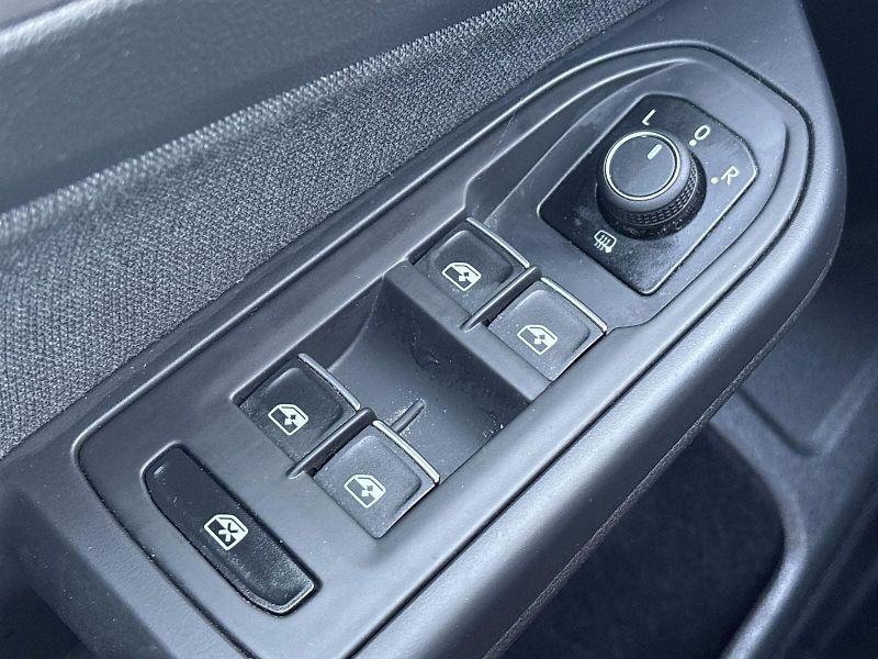 Volkswagen Golf (2023) Variant 1.5 TSI Life - fotka 18 z 31