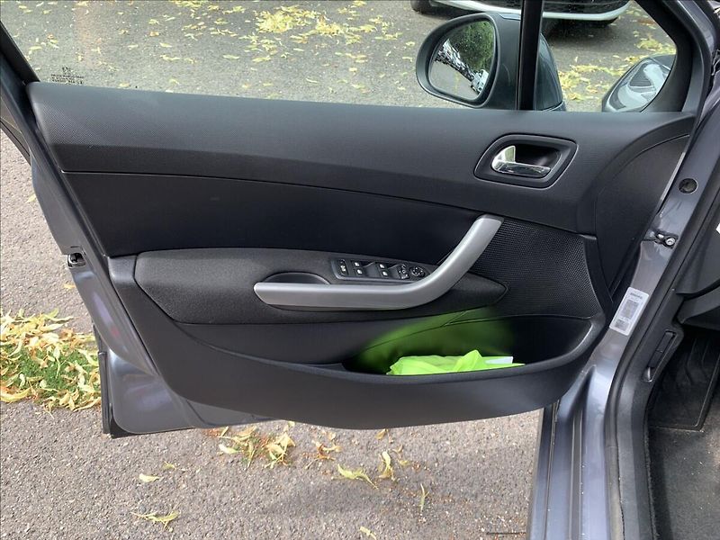 Peugeot 308 1,6 HDI  SW 7.MÍST - fotka 12 z 18