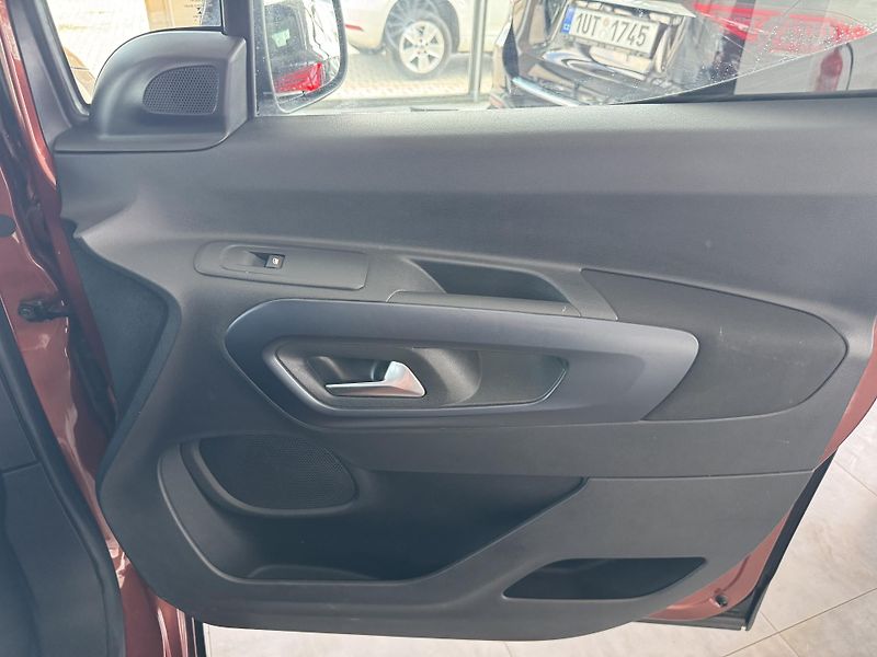 Peugeot Rifter (2022) 1,2 Aut. Allure Pack 7.Míst L2 - fotka 22 z 25