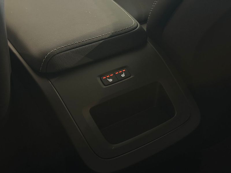 Volvo XC60 T8 PLUS Dark, Ventilace, 360° - fotka 33 z 35
