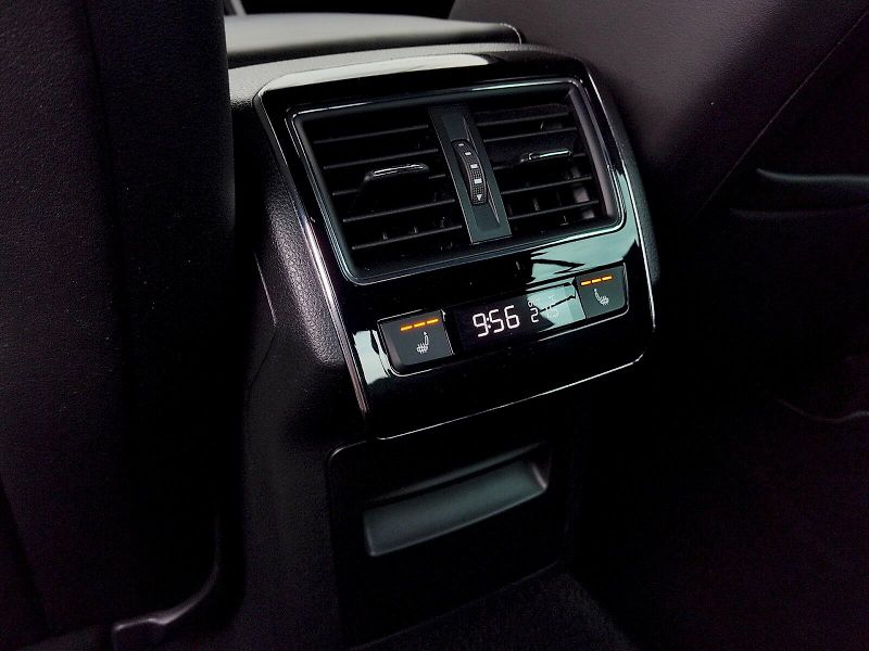 Škoda Superb (2018) SportLine 2,0 tsi 200 Kw DSG 4 - fotka 24 z 32