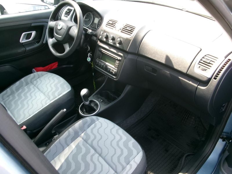 Škoda Fabia (2009) 1,4 16V KLIMA TEMP ALU - fotka 14 z 21