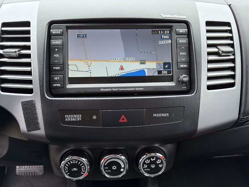 Mitsubishi Outlander 2.2 DI-D 4x4 automat, navigace - fotka 20 z 27