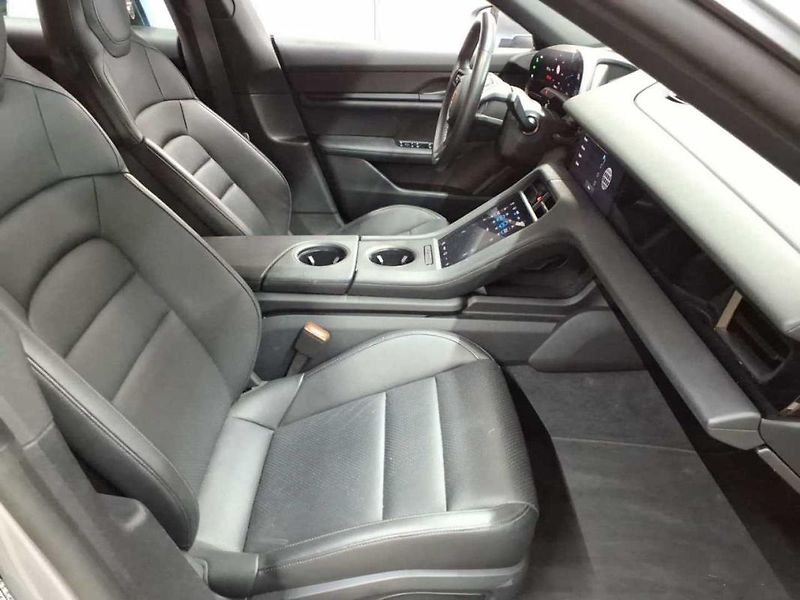 Porsche Taycan Cross Turisno 4 93kWH - fotka 10 z 14