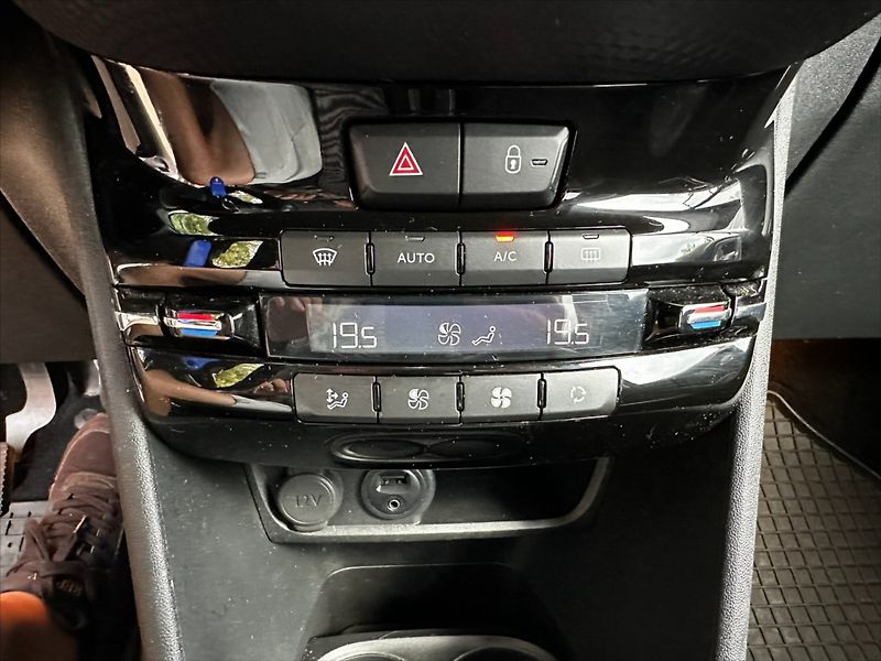 Peugeot 2008 1,2 i 60kW PureTech, ČR,1.maj - fotka 24 z 35