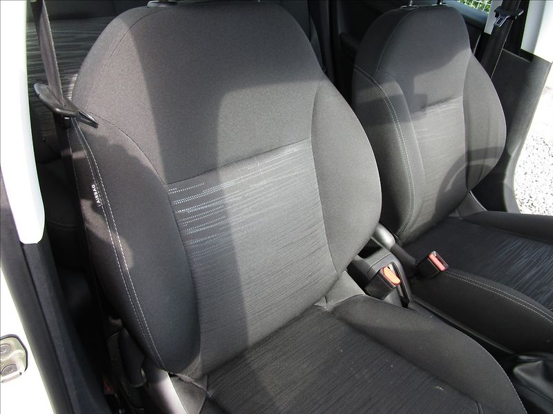 Peugeot 208 1.0i - fotka 19 z 40