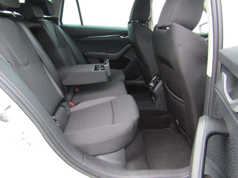 Škoda Octavia IV FL Combi Selection 1.5 TSI - fotka 27 z 30