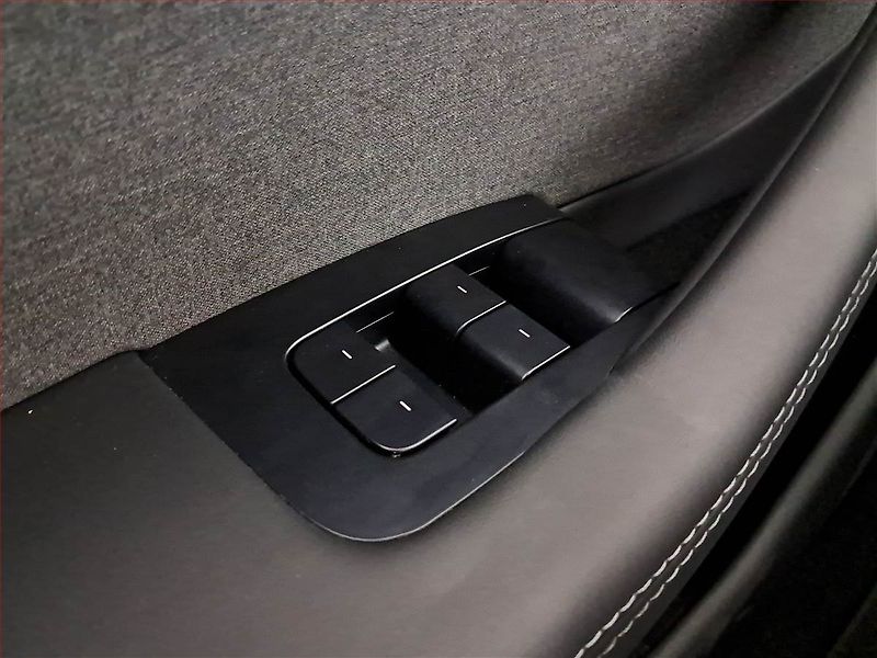 Tesla Model 3 (2025) Standard Range 60kWh, SoH 98% - fotka 24 z 34