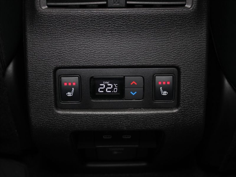 Mitsubishi Outlander 2,4 PHEV AWD Instyle TAŽNÉ - fotka 26 z 30