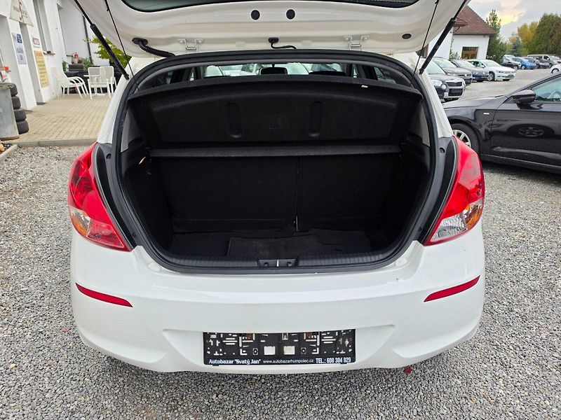 Hyundai i20 (2014) 1.2i Velmi pěkný - fotka 15 z 19