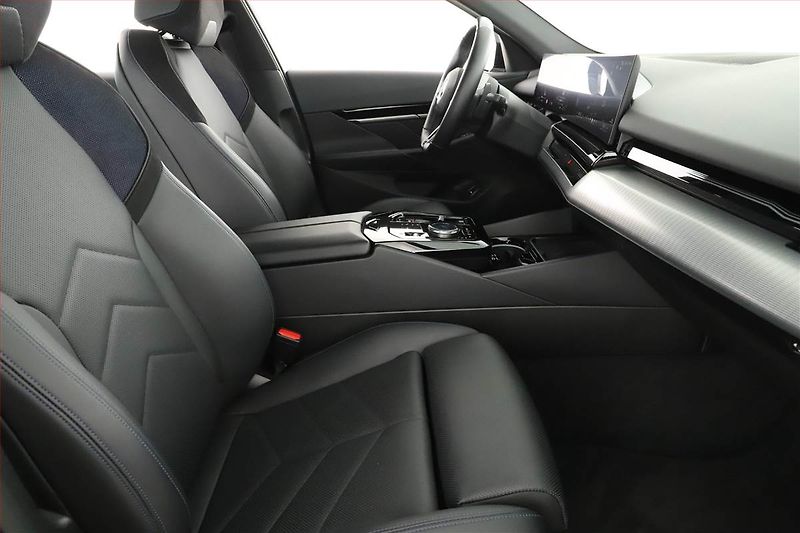 BMW Řada 5 (2023) 520d - fotka 7 z 20