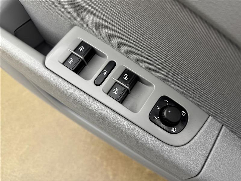 Škoda Superb 2,0 TDi DSG ALU COLUMBUS TAŽNÉ - fotka 22 z 32