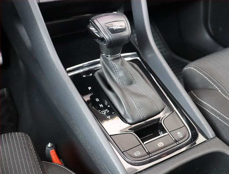 Škoda Karoq (2018) 1.6 TDI, Automat, Navi - fotka 16 z 20