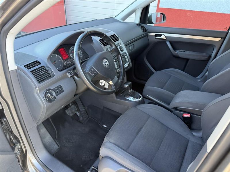 Volkswagen Touran 2,0 TDi DSG highline 7-míst - fotka 4 z 18