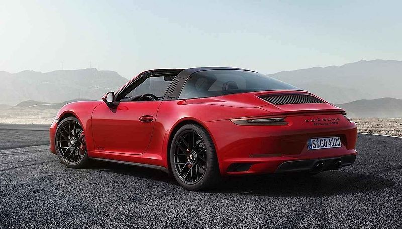 Porsche 911 Carrera GTS.