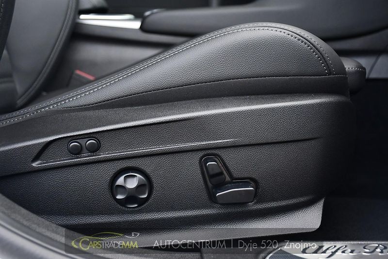 Alfa Romeo Giulia 2.0T 16V 206kW VELOCE AT8 Q4 - fotka 23 z 49