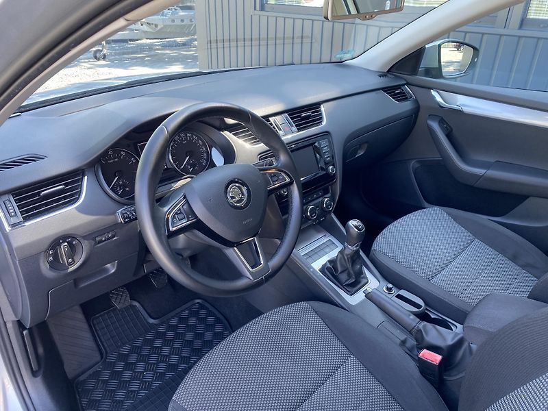 Škoda Octavia 1.4 TSI 103kW - 1xMAJ.-ALU-PDC - fotka 15 z 42
