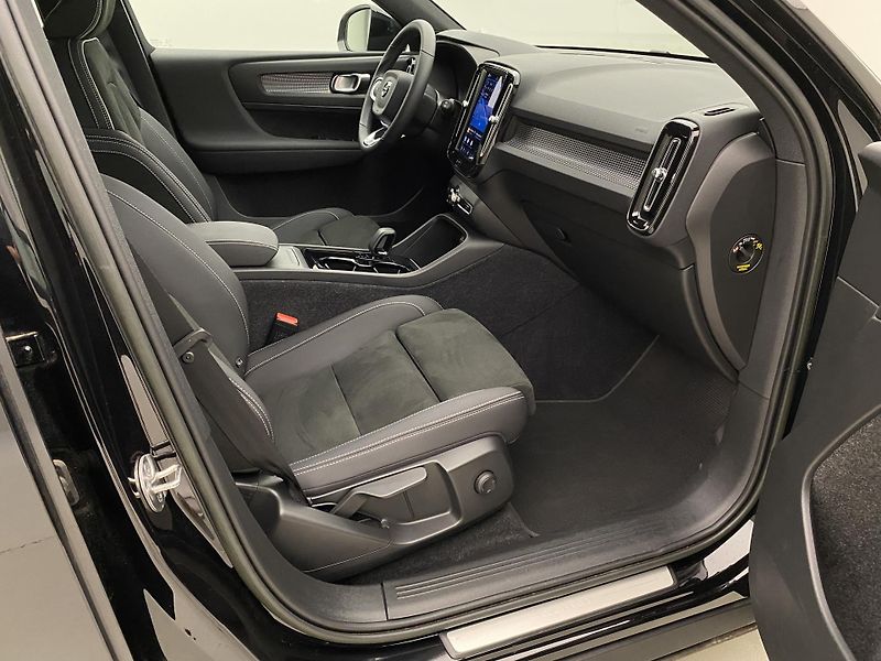 Volvo XC40 PURE ELECTRIC RECHARGE PLUS - fotka 21 z 51