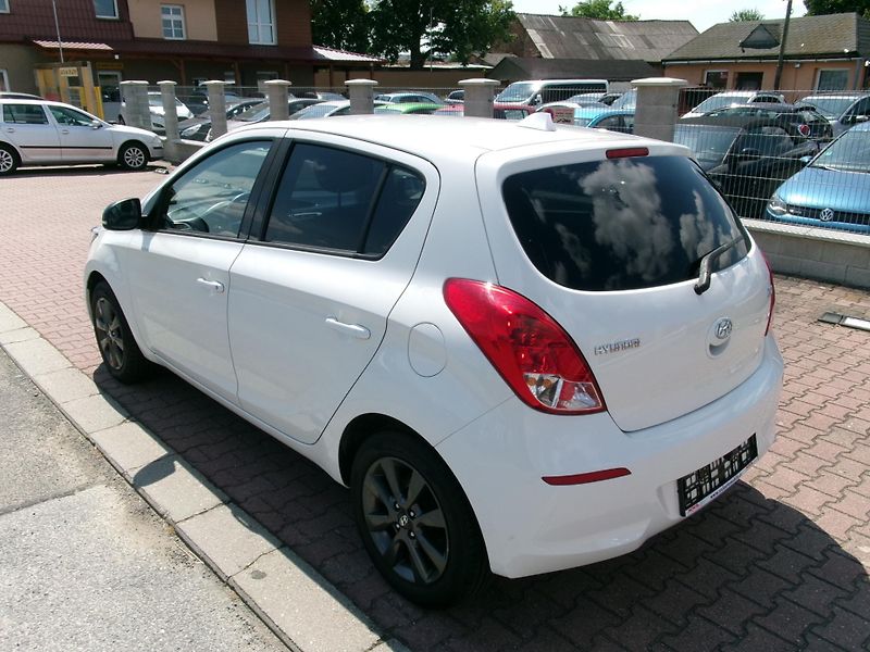 Hyundai i20 (2014) 1,2i - ZADÁNO - fotka 6 z 25