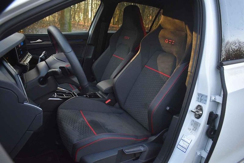 Volkswagen Golf GTI se cítí skvěle na méně frekventovaných silnicích.