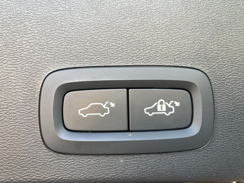 Volvo XC40 B3 FWD PLUS DARK - fotka 11 z 29
