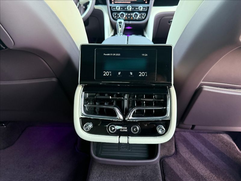 Bentley Bentayga Extended Wheelbase Azure V8 - fotka 29 z 32