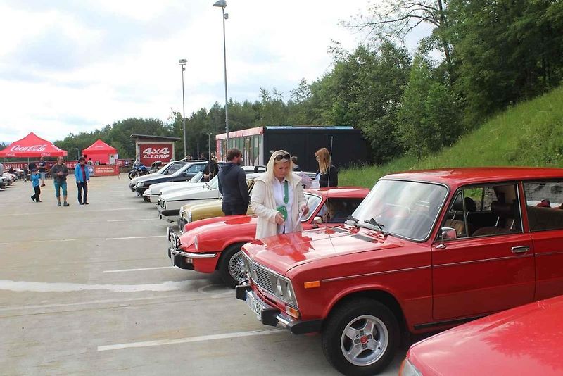 Na Centrální parkoviště P1 ve Skiareálu Ještěd se sjelo přes sedm desítek účastníků.