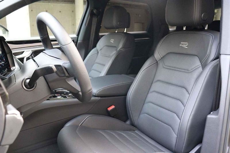 Volkswagen Touareg 3.0 TDI ve výbavě R-line.