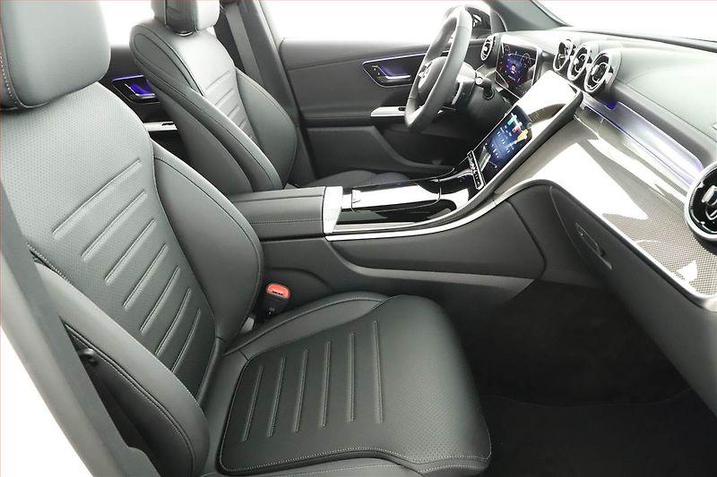 Mercedes-Benz GLC (2025) 200 4MATIC, AMG Line - fotka 7 z 30