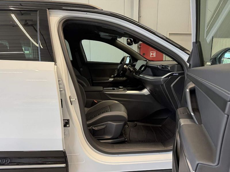 Jeep Compass (2026) Summit e-Hybrid Plug-in 225k e - fotka 19 z 24