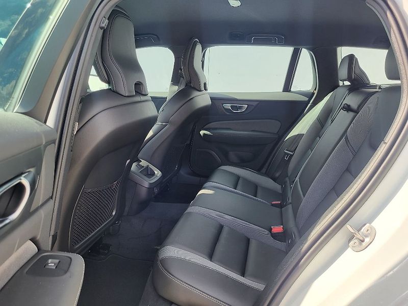 Volvo V60 PLUS DARK B4 FWD 145 kW - fotka 11 z 37