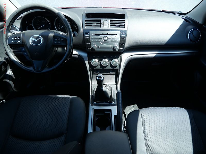 Mazda 6 (2010) 2.2 D, AC, tempo, výhřev sed - fotka 8 z 20