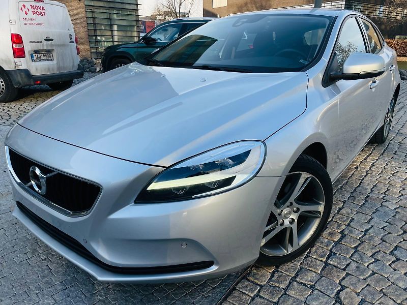Volvo V40 2.0i MANUÁL KAMERA SERVISKA - fotka 2 z 45