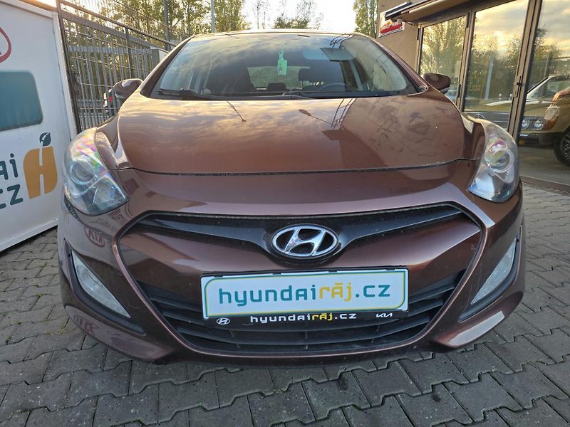 Hyundai i30 1.6-PĚKNÁ VÝBAVA-ODĚRKY - fotka 7 z 12