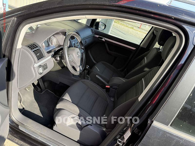 Volkswagen Touran (2015) 1.6TDi, Navi, AC - fotka 3 z 3