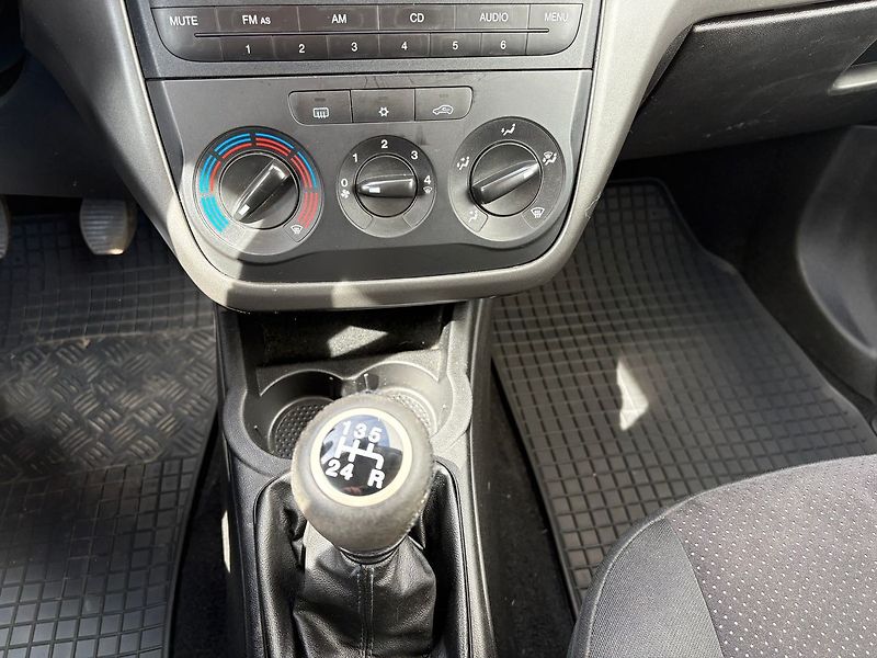 Fiat Punto 1.4i, 57kW, Klima - fotka 9 z 15