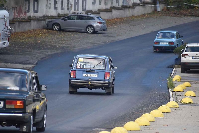 Historie na silnici! Fanoušci starých vozů zaplnili centrum Adamova. Na tradiční Doklikované.