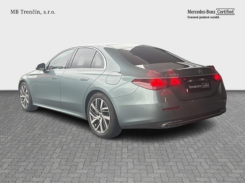 Mercedes-Benz Třídy E (2024) 300e sedan 4MATIC - fotka 2 z 40