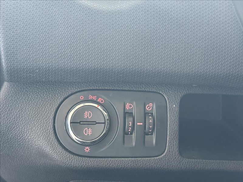 Opel Meriva 1,4   74kW,2.MAJITEL - fotka 12 z 28