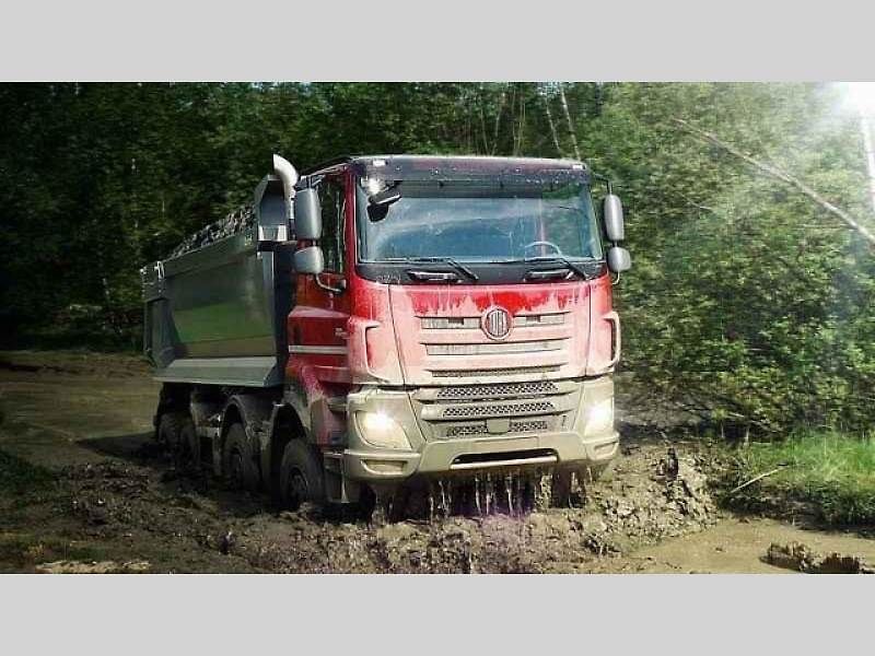 Tatra Force 8x8 – vozidlo pro přepravu potrubí.