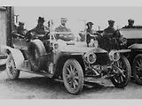 Legendární Stříbrný duch, tedy typ 40/50 hp Silver Ghost, první vůz značky Rolls-Royce, který znamenal doslova průlom v její historii. Snímek je z 22. června 1907