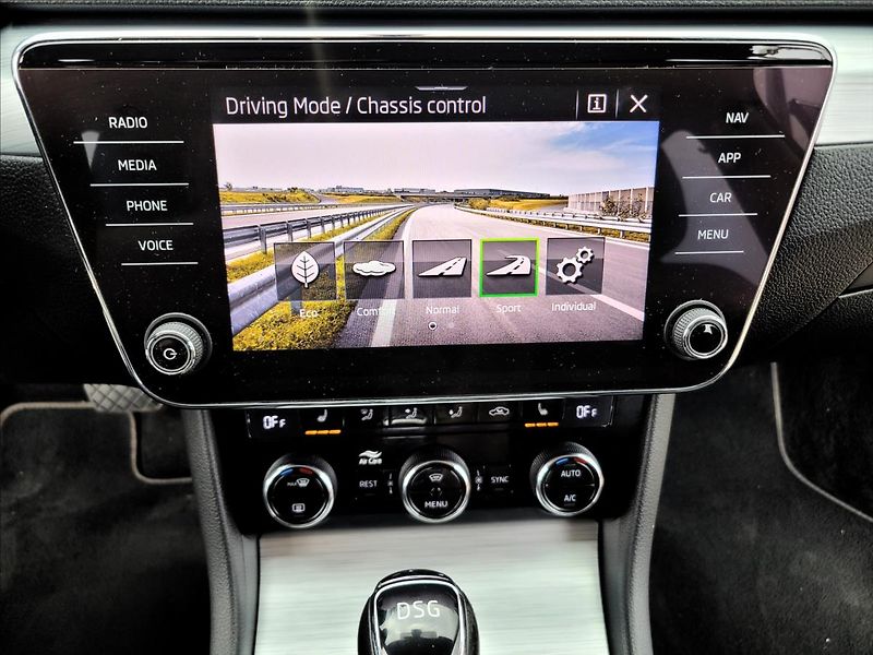 Škoda Superb 1,4 TSI,PHEV,DSG,LED,NAVI,VÝHŘ - fotka 24 z 50
