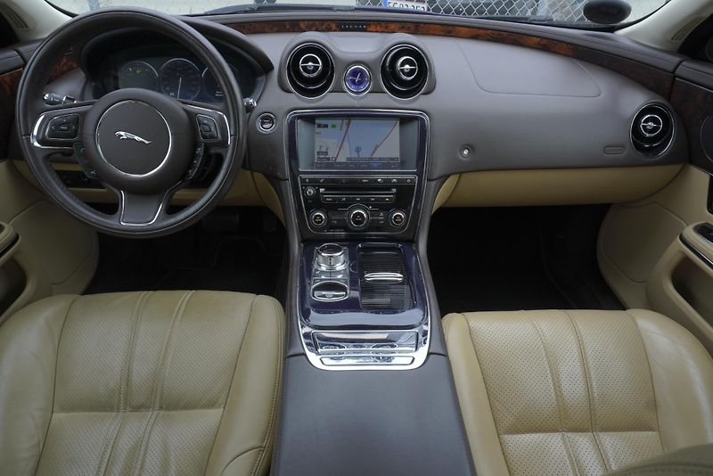 Jaguar XJ 5.0 V8 PREMIUM LUXURY - fotka 24 z 53
