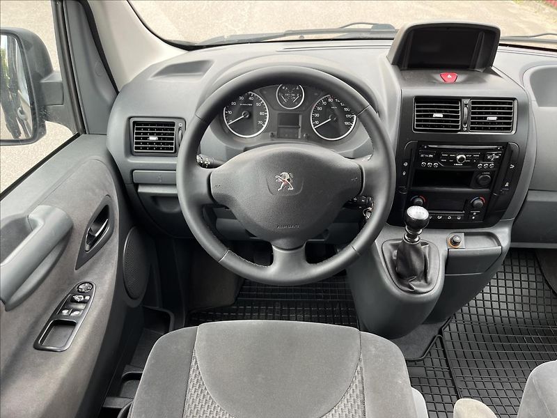 Peugeot Expert Tepee 2,0 HDi 8.MÍST KLIMA NAVIGACE - fotka 16 z 42
