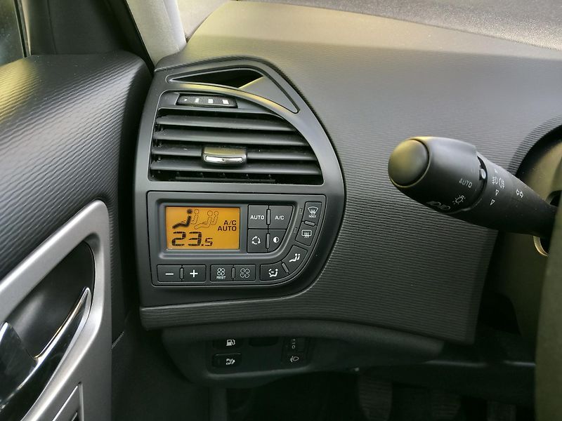 Citroën C4 Picasso (2010) 1,6HDi SERVISKA NAVI  NOVÁ STK - fotka 24 z 34