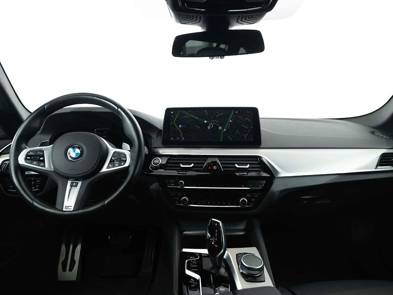 BMW Řada 5 520d xDrive - fotka 12 z 20