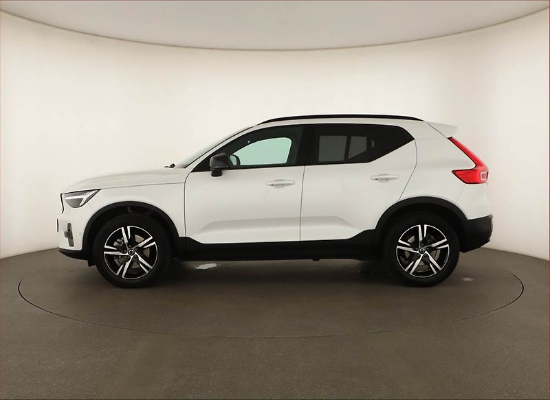 Volvo XC40 (2023) B3 - fotka 3 z 18